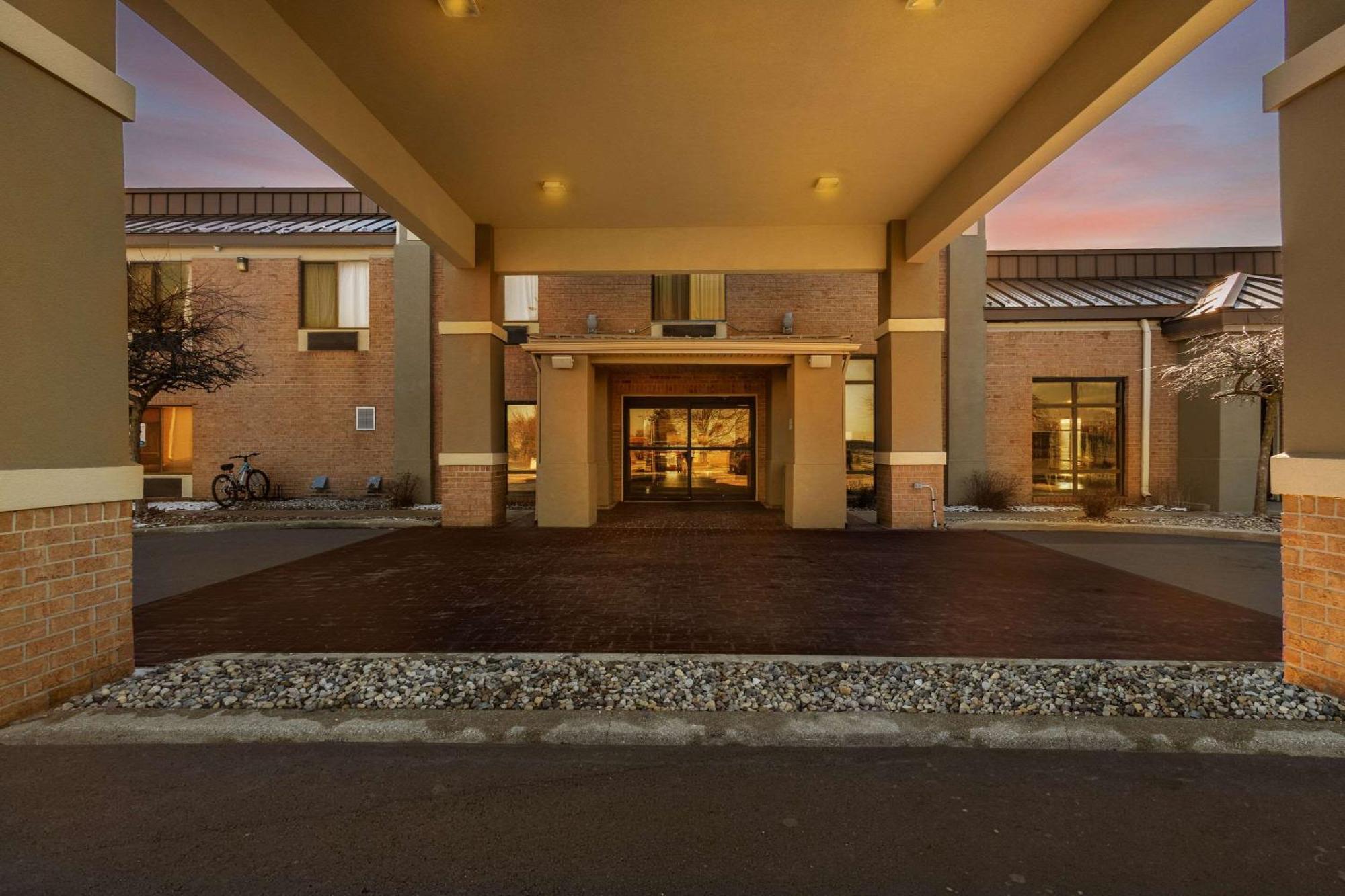 Comfort Inn Huntington Near University Экстерьер фото