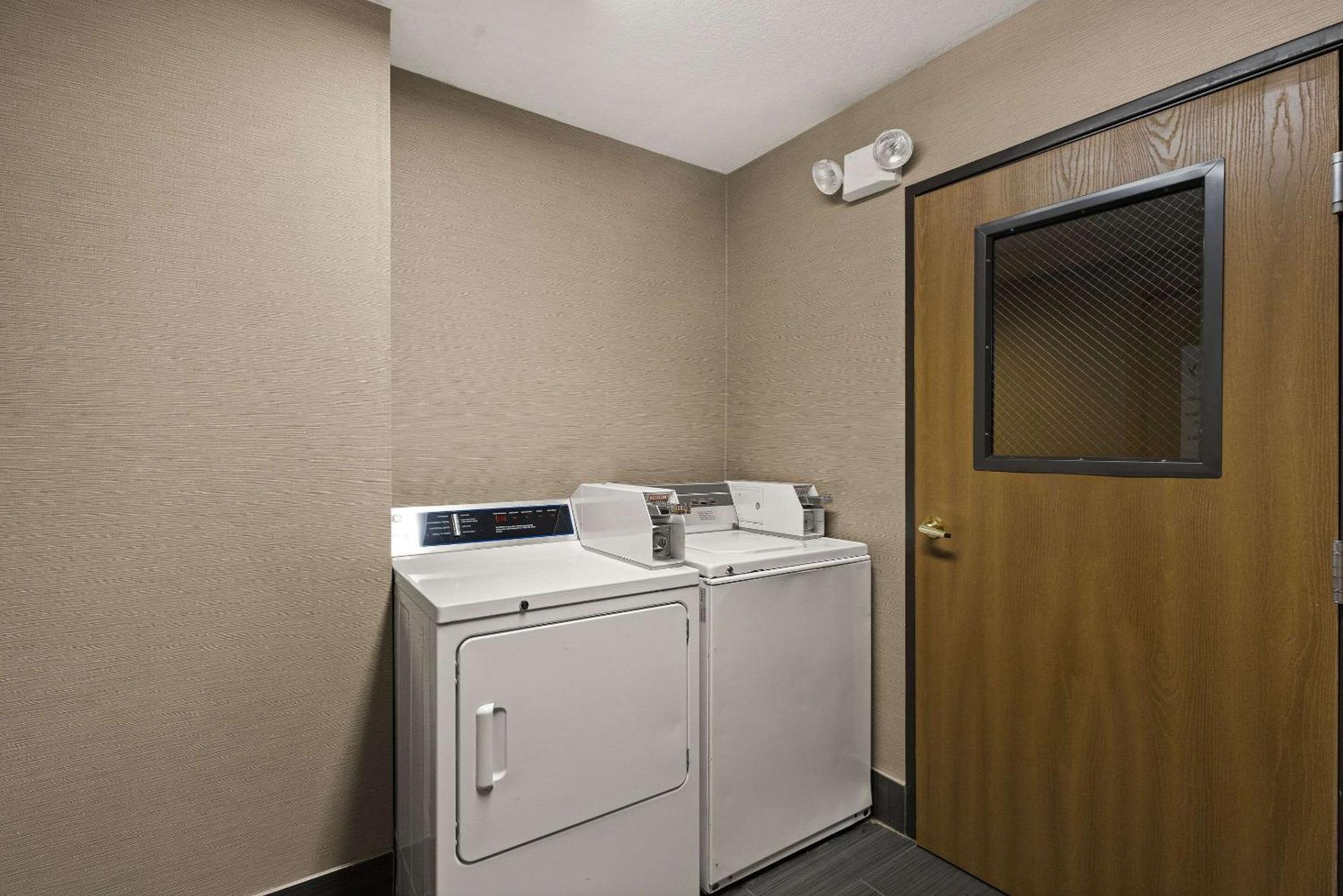 Comfort Inn Huntington Near University Экстерьер фото