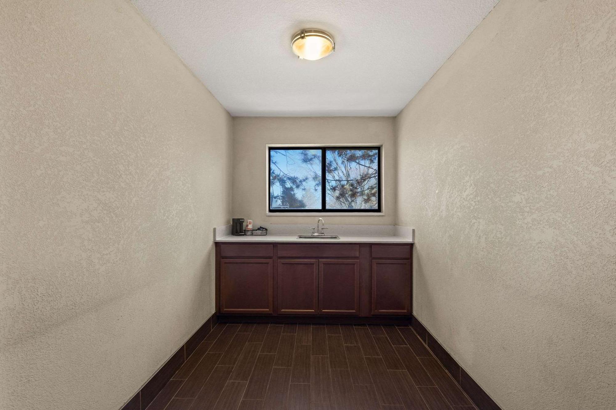 Comfort Inn Huntington Near University Экстерьер фото